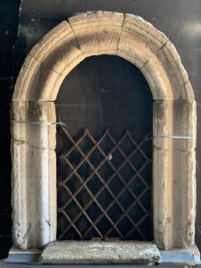 dars494 - Stone portal/window, max size cm W 130 x H 165